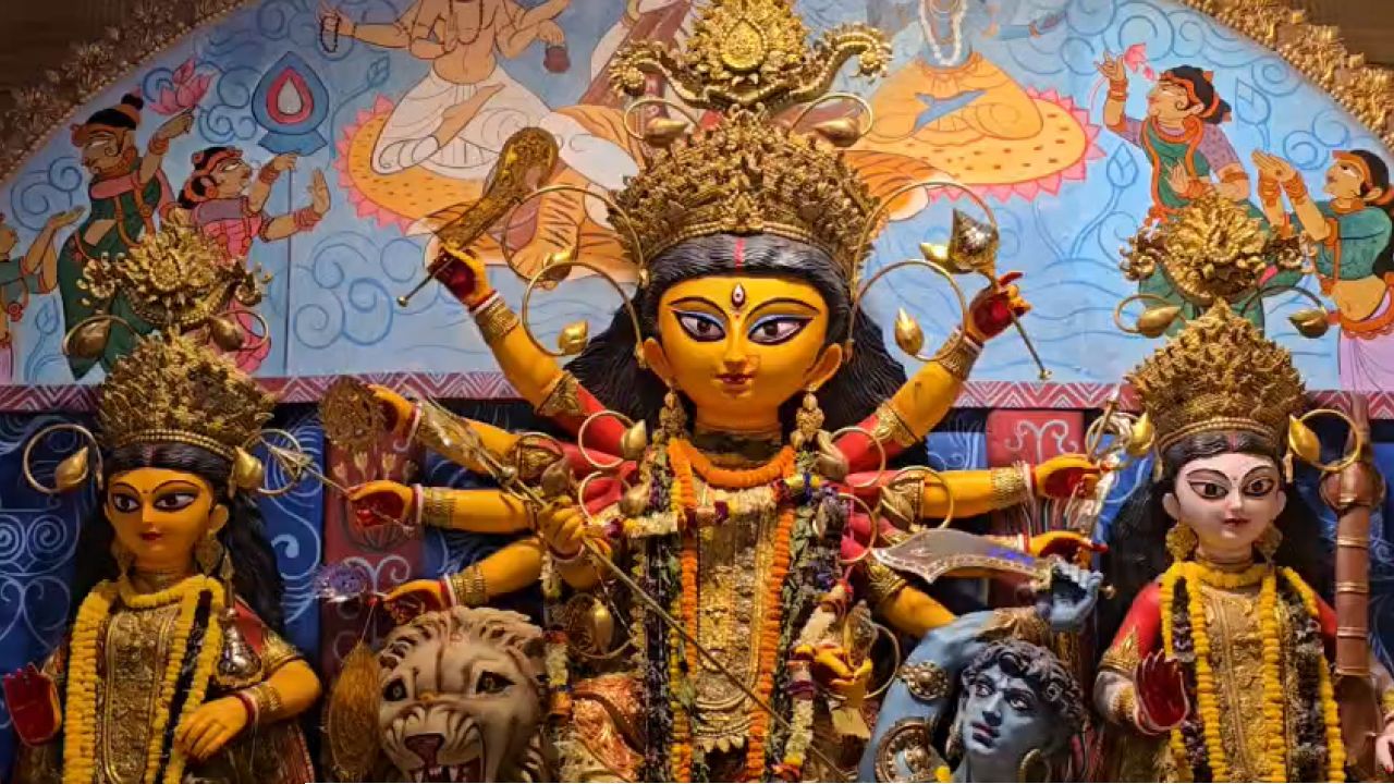 Dum Dum Durga Puja 2026: পালাবদলের পর প্রথম পুজোয় জমজমাট দমদম, দর্শনার্থীদের বিচারে কি টেক্কা দিল প্রফুল্ল কানন?