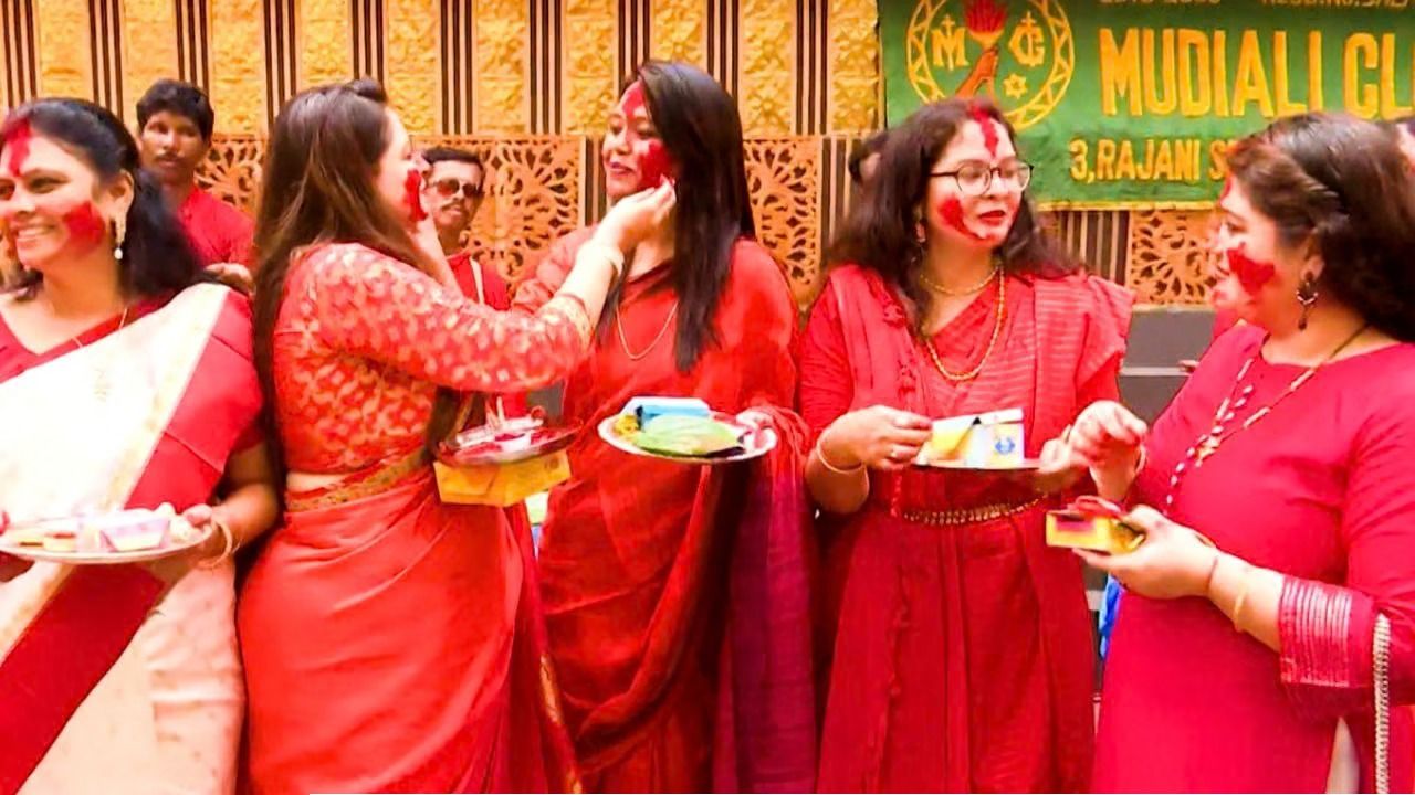  Durga Puja: সিঁদুরে রাঙা দশমী, চোখের জলে উমা বিদায়! ঢাকের তালে শেষবেলার উদযাপন, ঘাটে ঘাটে বিসর্জনের প্রস্তুতি