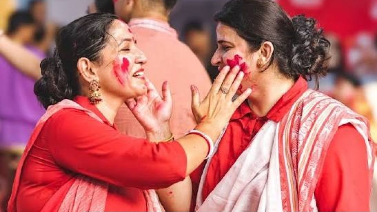 Sindoor Khela: বিজয়ার সিঁদুরখেলার পর ত্বকে র‍্যাশ, লালচে ভাব ও চুলকানি? ত্বকের হাল ফেরাতে মেনে চলুন এই ৬ সহজ টিপস