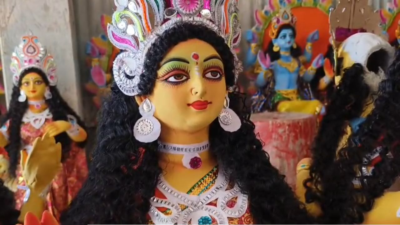 Kojagari Laxmi Puja: প্রতিমা জলে যেতে না যেতেই কুমোরপাড়ায় ব্যস্ততা তুঙ্গে! মা লক্ষ্মীকে ঘরে তুলতে এখন দিনরাত এক শিল্পীদের