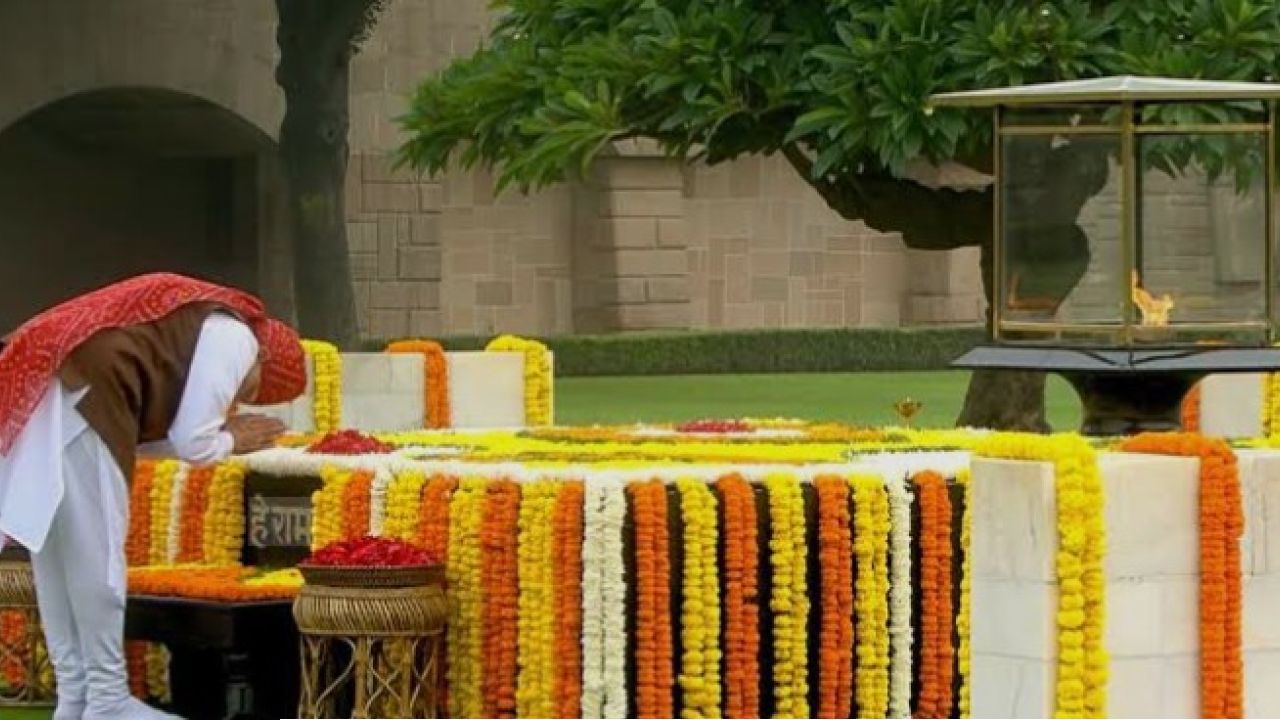  Gandhi Jayanti: রাজঘাটে বাপুকে শ্রদ্ধা জানিয়ে মোদীর ‘বিকশিত ভারত’ বার্তা, সোশাল মিডিয়ায় আবেগঘন বার্তা রাহুল-শুভেন্দুর