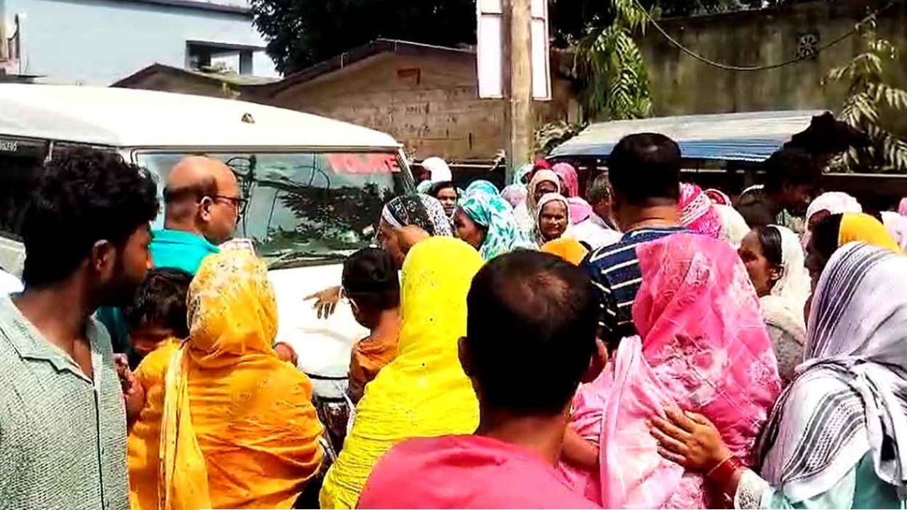 Annapurna Yojana: অন্নপূর্ণার টাকা না পেয়ে ভেঙে গুঁড়িয়ে দেওয়া হল সরকারি শিবির! মালদহ ও কোচবিহারে চরম তাণ্ডব
