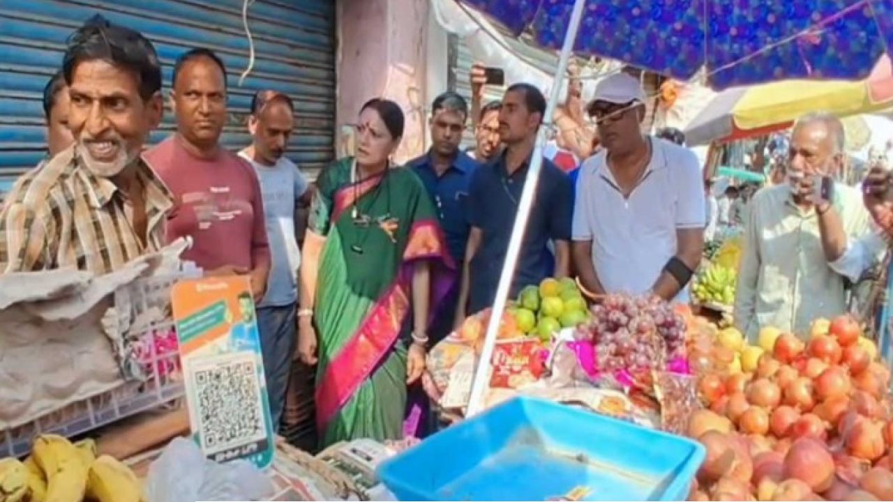  Agnimitra Paul: পুজোর মুখে বর্ধমানে মন্ত্রীর হঠাৎ হানা! ফুটপাথ দখলে ক্ষুব্ধ অগ্নিমিত্রা, হকারদের কড়া হুঁশিয়ারি