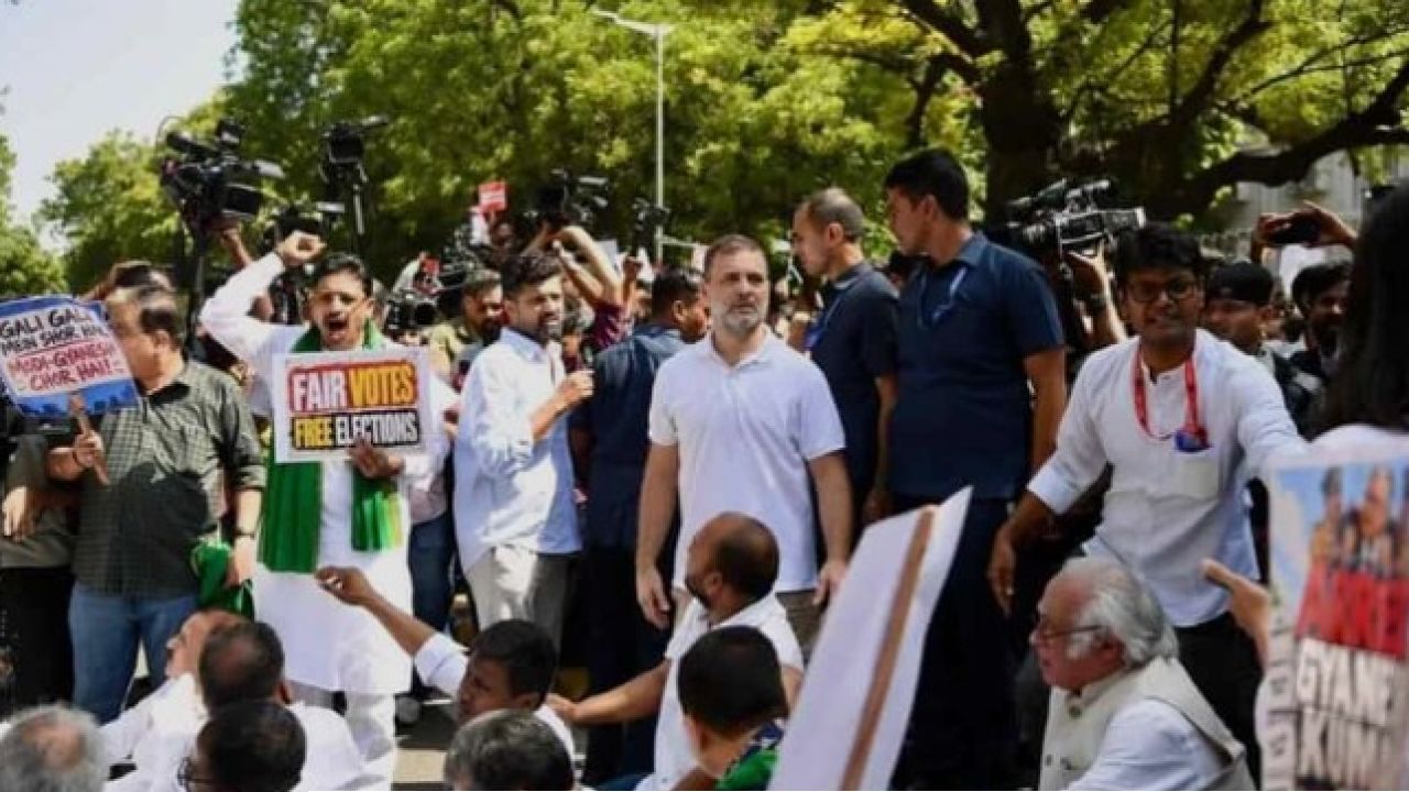  Election Commission Row: “বিজেপিকে ধুলোয় মিশিয়ে দেব!” মোদী-শাহ-ভাগবতকে এক বন্ধনীতে ফেলার হুঙ্কার রাহুলের
