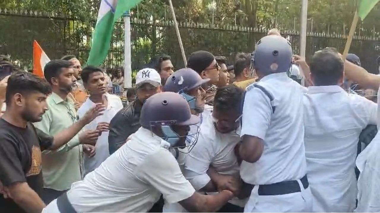 Congress Protest:  দিল্লির পর এবার রণক্ষেত্র কলকাতা! লোকভবন অভিযানে ব্যারিকেড ভেঙে এলাপাথাড়ি খণ্ডযুদ্ধ, প্রিজন ভ্যানে উঠল কংগ্রেস