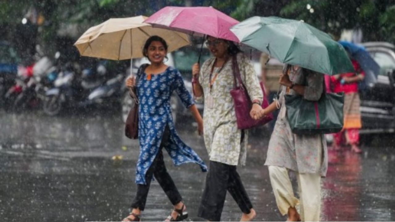  Weather Updates: ‘পুজোর আনন্দ মাটি করবে ঘূর্ণাবর্ত?’ উৎসবে নিম্নচাপের থাবা, আজই ২ জেলায় ঝোড়ো বৃষ্টির হলুদ সতর্কতা!