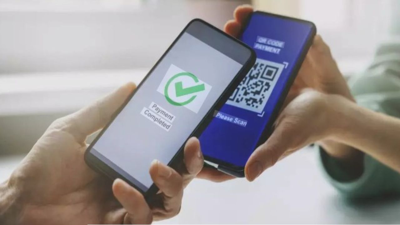 UPI Transaction: ‘ক্যাশ চাই!’ ক্ষোভে ফুটছে দেশ, উৎসবের মুখেই ব্যাকফুটে মোদী সরকার! ইউপিআই লেনদেনে অতিরিক্ত ফি আপাতত স্থগিত?