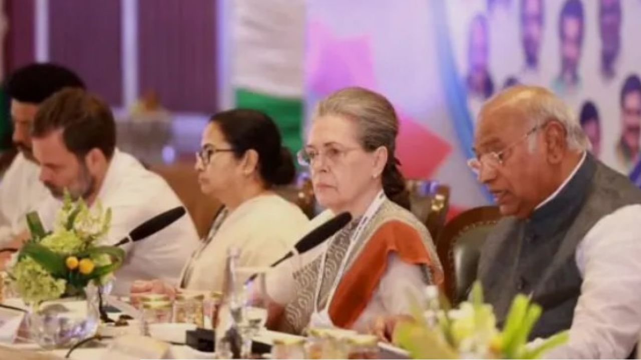  India Alliance: রাত ৮টায় রাষ্ট্রপতির দরবারে মমতা-রাহুল! জ্ঞানেশের পদত্যাগের দাবিতে উত্তাল দিল্লি, সুপ্রিম কোর্টে সিবল