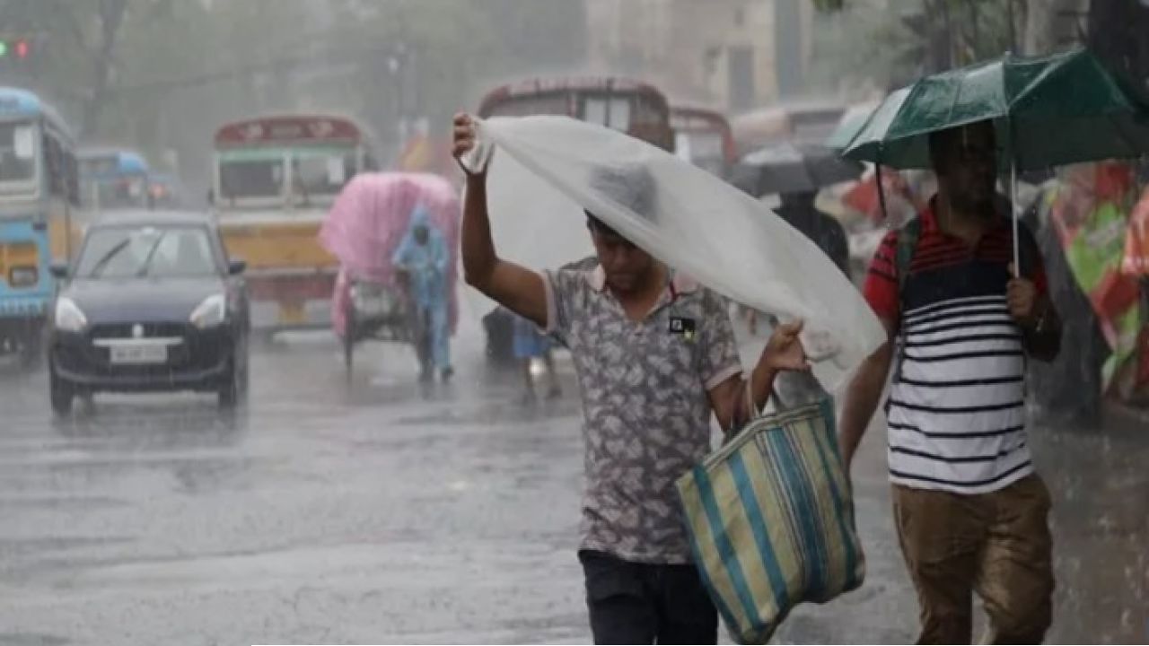 West Bengal Weather: পুজোর মুখে বড় আপডেট! ষষ্ঠী থেকে দশমী আবহাওয়া নিয়ে আবহাওয়া দফতরের মারাত্মক পূর্বাভাস