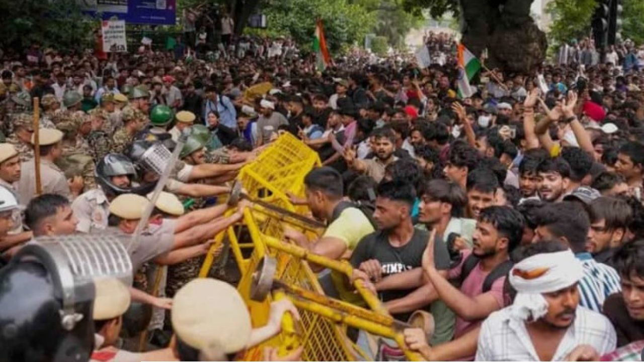 Supreme Court March: প্রধান বিচারপতির না সত্ত্বেও রাজধানীতে ধুন্ধুমার! সুপ্রিম কোর্টে ‘ইন্ডি’ জোটের মেগা অভিযান ঘিরে তুঙ্গে রাজনৈতিক তরজা