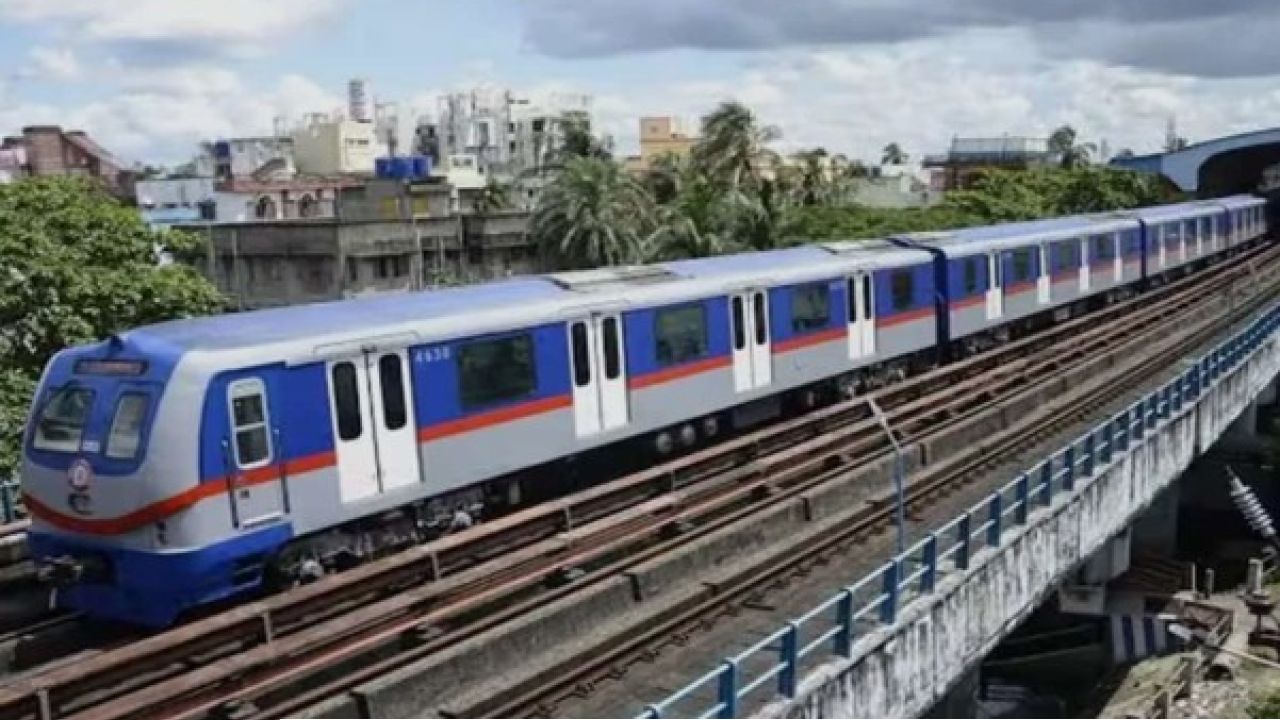 Kolkata Metro: পুজোয় মেট্রোযাত্রীদের জন্য বড় ধাক্কা! অরেঞ্জ লাইনে কমল মেট্রোর সময়, কারণ জানলে অবাক হবেন