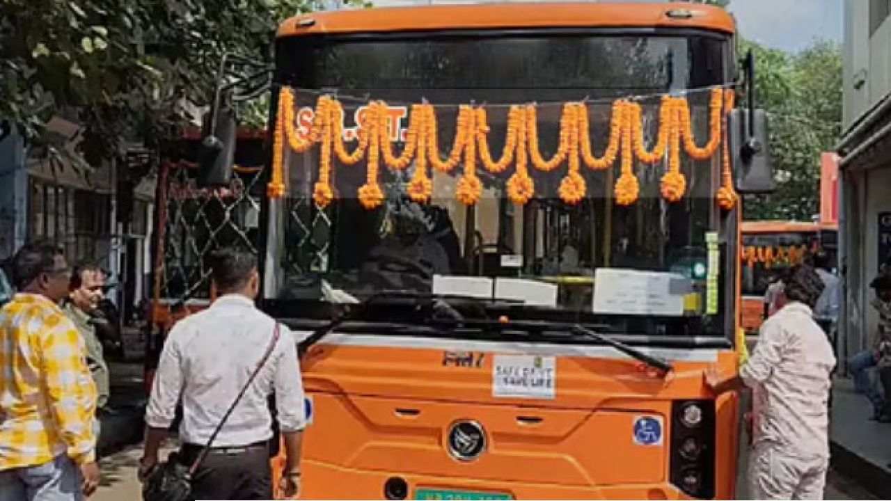  Public Transport: দূষণ কমবে, মিলবে এসি-র আরাম! দুর্গাপুরে চালু হল নতুন ইলেকট্রিক বাস, জানুন কোন কোন রুটে মিলবে পরিষেবা