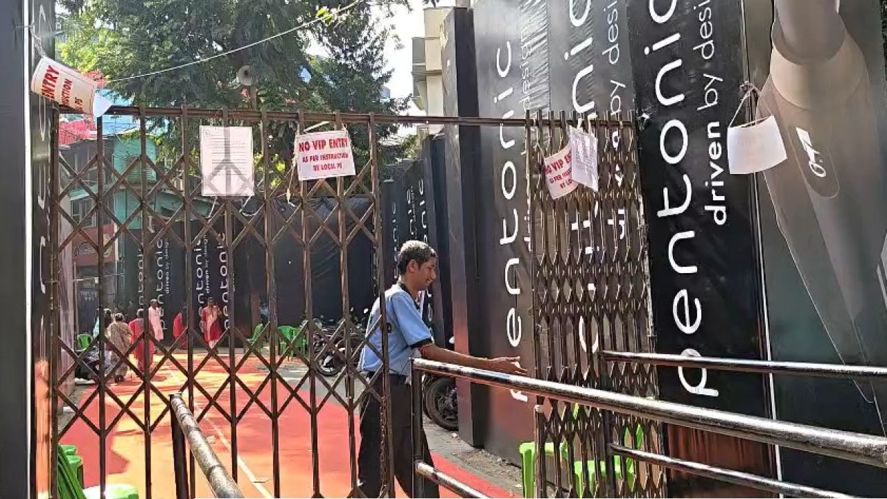 Kolkata Puja 2026: মণ্ডপে নেই পর্যাপ্ত আলো, দাহ্য সামগ্রীর স্তূপ! নিরাপত্তার মারাত্মক ঘাটতি ধরা পড়তেই কলকাতার হেভিওয়েট তিন পুজো কমিটিকে তলব দমকলের