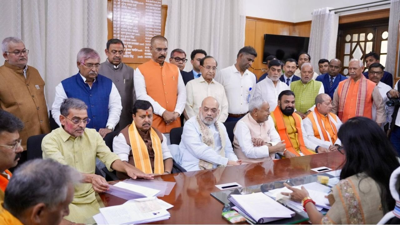 ডানদিকে শাহ, বাঁদিকে সম্রাট: মনোনয়ন জমা দিলেন নীতীশ, বিহারে কি এবার ‘পদ্ম’ শাসন?