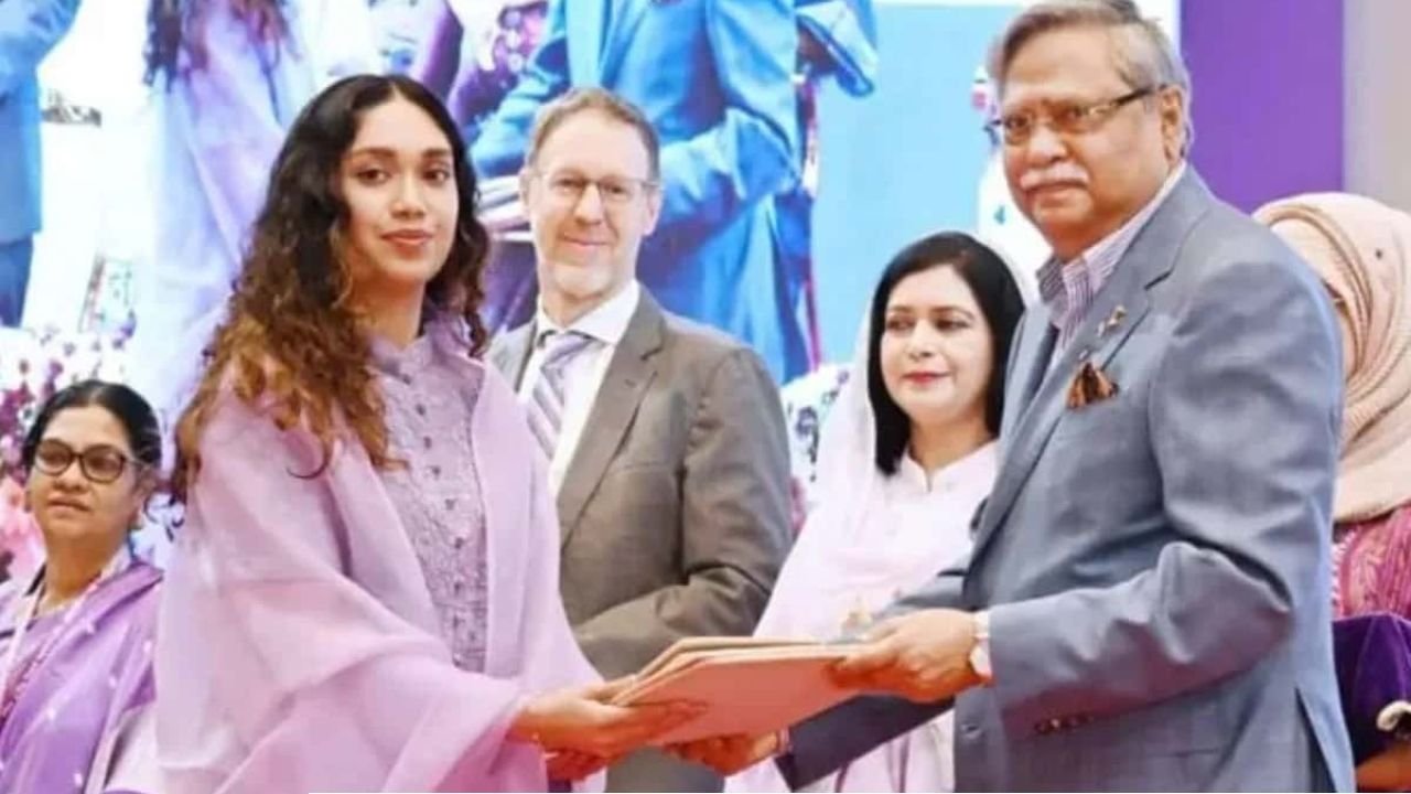 মরণোত্তর ‘শ্রেষ্ঠ অদম্য নারী’ সম্মানে ভূষিত খালেদা জিয়া, দাদির পুরস্কার গ্রহণ করলেন জাইমা!