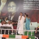 মমতার ধরনামঞ্চে বিজেপির লিফলেট বিলি! ষড়যন্ত্রের অভিযোগে সরব মুখ্যমন্ত্রী, দ্রুত এফআইআর-এর নির্দেশ