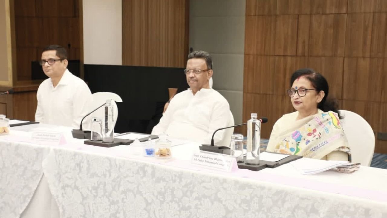 ক’দফায় ভোট? কমিশনের বৈঠকে মতভেদ, নিরপেক্ষ নির্বাচনের আশ্বাস