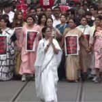 ভোট ঘোষণা হতেই ফের রাজপথে মমতা, গ্যাসের দামবৃদ্ধির প্রতিবাদে কলকাতায় মিছিল