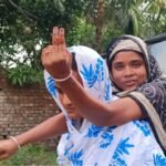 ভাইঝির কাঁধে চড়ে ভোট কেন্দ্রে আয়েশা খাতুন, পুনর্নির্বাচনে উঠে এল ক্ষোভের সুর