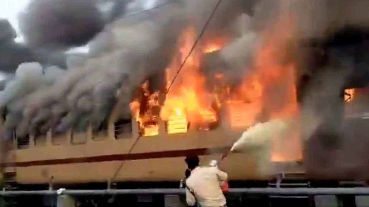 মধ্যপ্রদেশের পর এবার বিহারে ট্রেনের কামরায় দাউদাউ আগুন! সাসারাম স্টেশনে প্রাণভয়ে হুড়োহুড়ি যাত্রীদের