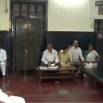 নজিরবিহীন! কলকাতা পুরনিগমের অধিবেশন কক্ষে তালা, বাইরেই সভা বসালেন চেয়ারপার্সন মালা ও মেয়র ফিরহাদ!
