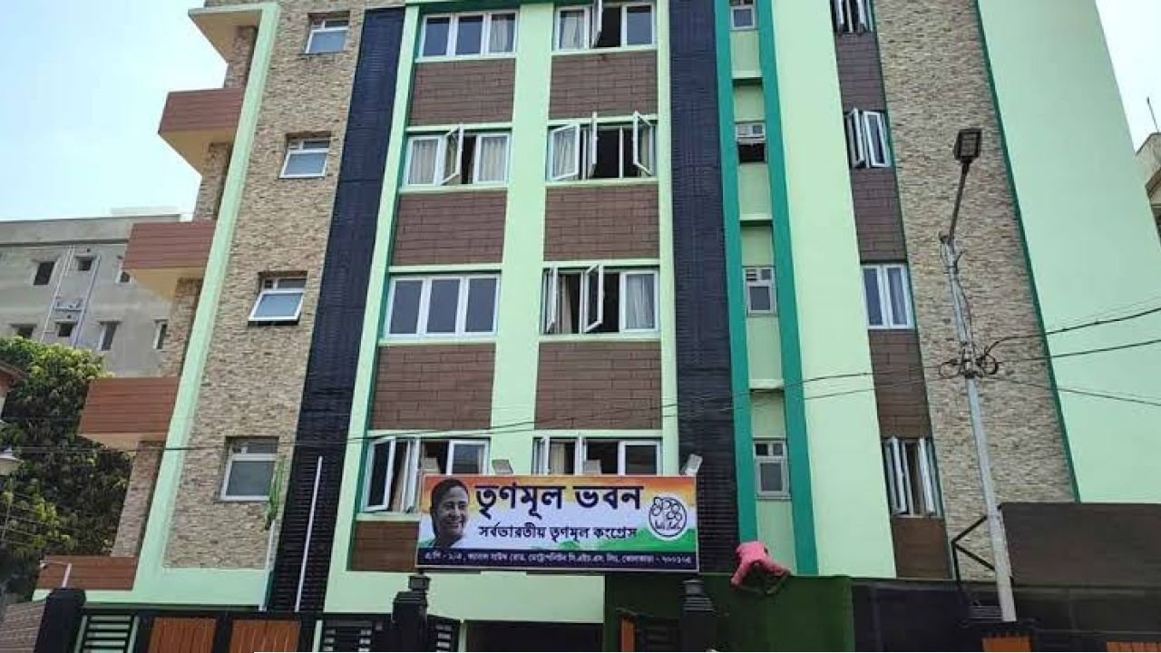 মেট্রোপলিটন বাইপাসে ব্যানার-পোস্টার সরানোর কাজ শুরু, নজরে ‘তৃণমূল ভবন’