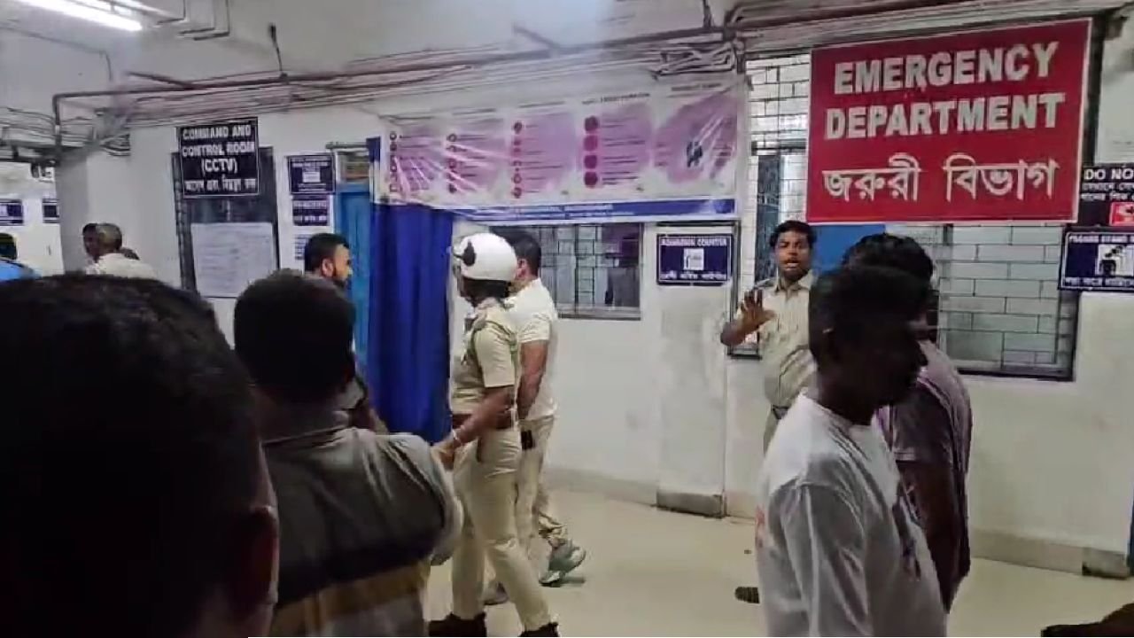 সাপের কামড় নিয়ে হাসপাতালে রোগী, মেলেনি চিকিৎসা! নার্স-রক্ষীদের বেধড়ক মারধর, রণক্ষেত্র জঙ্গিপুর হাসপাতাল
