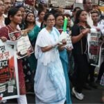 বারুইপুর কাণ্ডের প্রতিবাদে কালীঘাটে ধুন্ধুমার! পুলিশের ব্যারিকেড ভেঙে মোমবাতি মিছিলে স্বয়ং মমতা