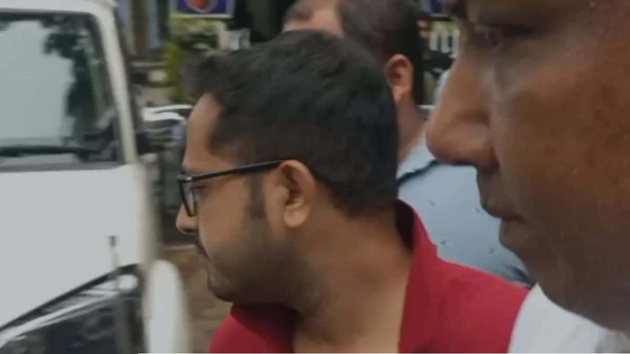পড়ানোর নামে বাড়িতে ডেকে নেশার পানীয় খাইয়ে ছাত্রীকে ধর্ষণ! লেকটাউনে গ্রেপ্তার লম্পট গৃহশিক্ষক