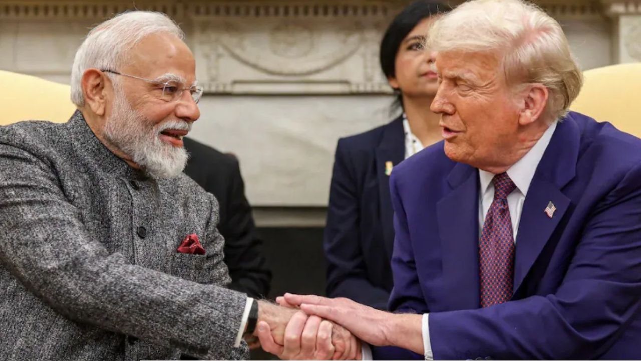 Donald Trump: রুশ তেল কেনার অপরাধ! বন্ধু মোদীর মাথায় ১০০ শুল্কের বোঝা ট্রাম্পের
